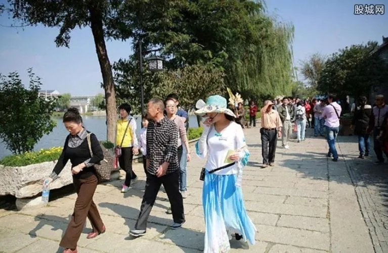 旅游低价团藏玄机 真相揭秘团费不足机票一半背后猫腻