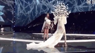 2017维密大秀，超模奚梦瑶不慎摔倒，未来的道路会如何？