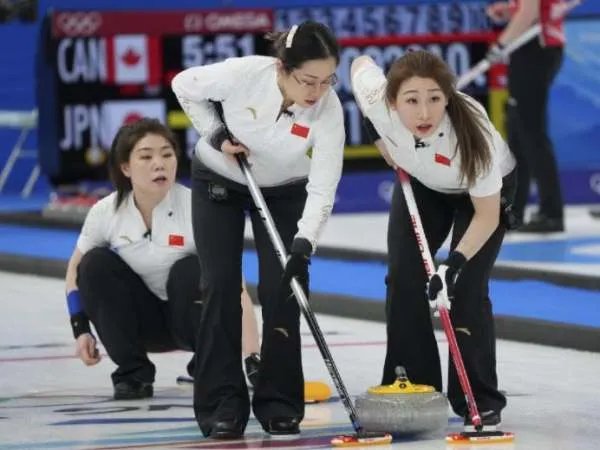 中国冰壶女队因失误太多最终败给美国队，你对此怎么看？