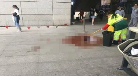 男子坠楼砸中路人致一儿童被砸身亡：当天还是儿童节