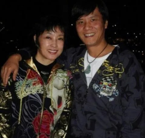 刘晓庆老公阿峰是谁？   揭开影后坎坷的婚姻之路