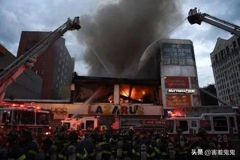 美国纽约曼哈顿一栋商业大楼起火，为什么单在疫情不可控时发生？