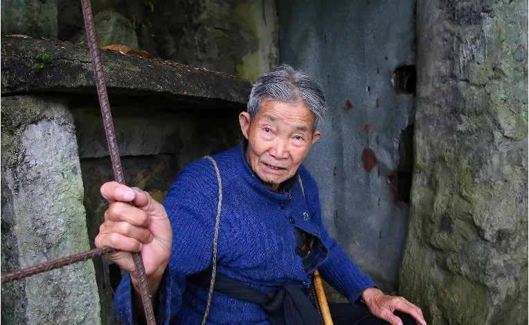 孤寡老人花26万修活人墓是怎么回事?