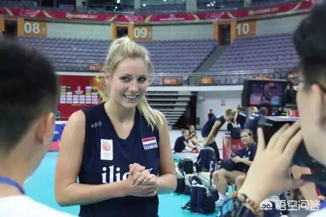 在和中国女排的比赛中，14号荷兰美女球员总被教练单独训话，她是谁？有什么来头吗？