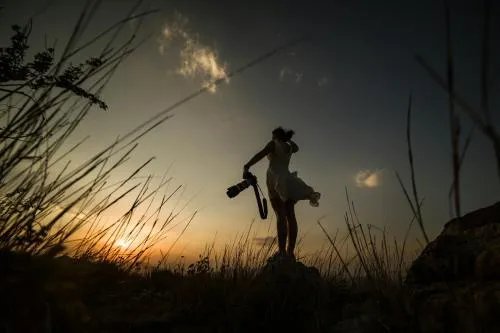 上联是“晨不见日雨纷落”，如何对下联？