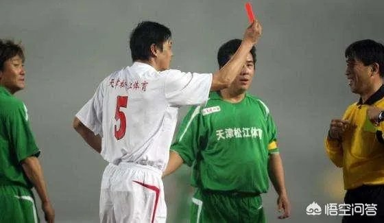 中超联赛裁判一年的年薪有多少钱呢？他们是如何选拔的？